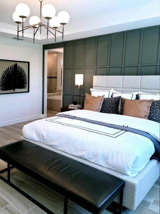 Peinture chambre parentale Nantes vert foncé design par peintre intérieur.