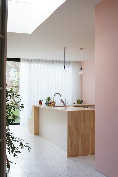 Peinture cuisine ambiance douce Nantes par Gwenaël Le Reste. Peinture cuisine lumineuse Nantes îlot bois murs rose pâle par peintre intérieur.