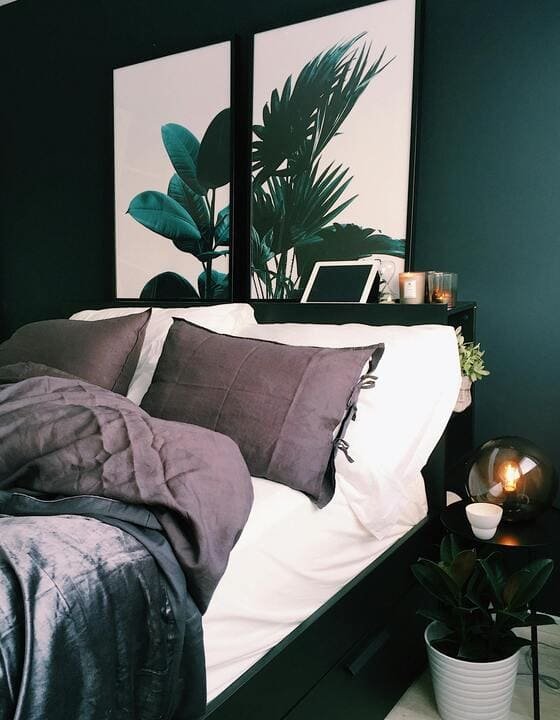 Chambre parentale peinte en vert profond à Saint-Herblain Peinture vert foncé dans une chambre avec décoration végétale