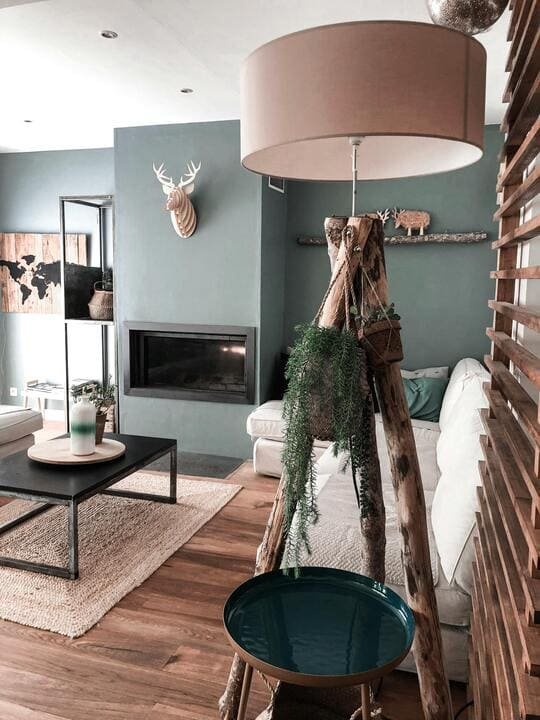Salon cosy peint en vert sauge à Saint-Herblain Salon à l’ambiance bois et peinture verte naturelle