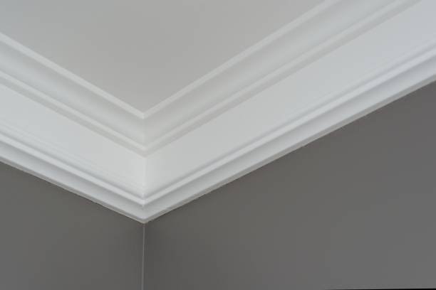Travail de peinture contrastée mur/plafond – Artisan peintre Nantes Finition peinture mur gris foncé et plafond blanc avec corniche