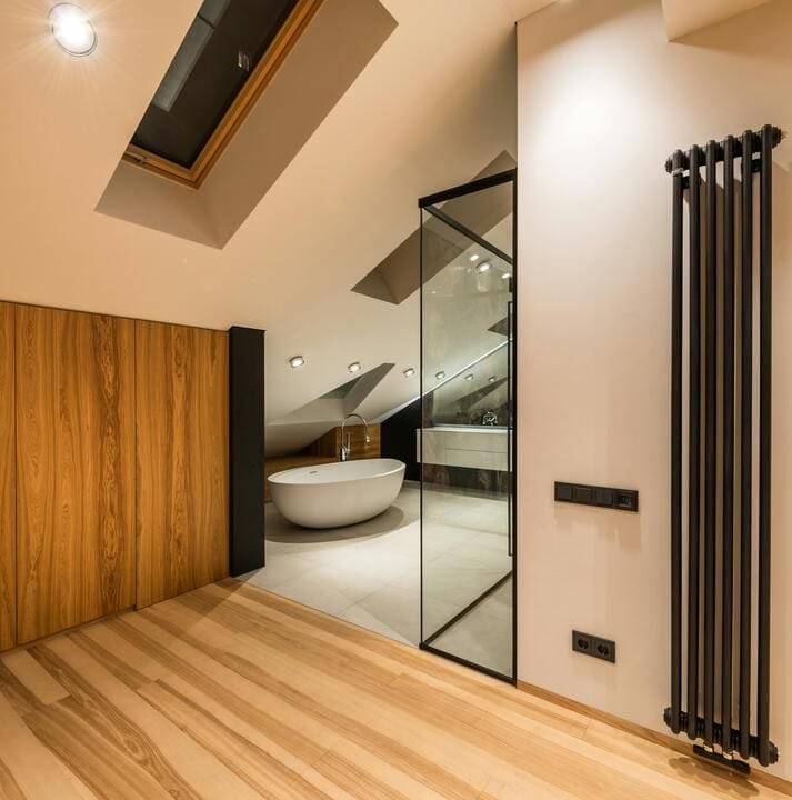Peinture plafond incliné et murs dans une salle de bain sous pente – GLR Peinture Salle de bain moderne sous combles avec peinture murale mate à Nantes