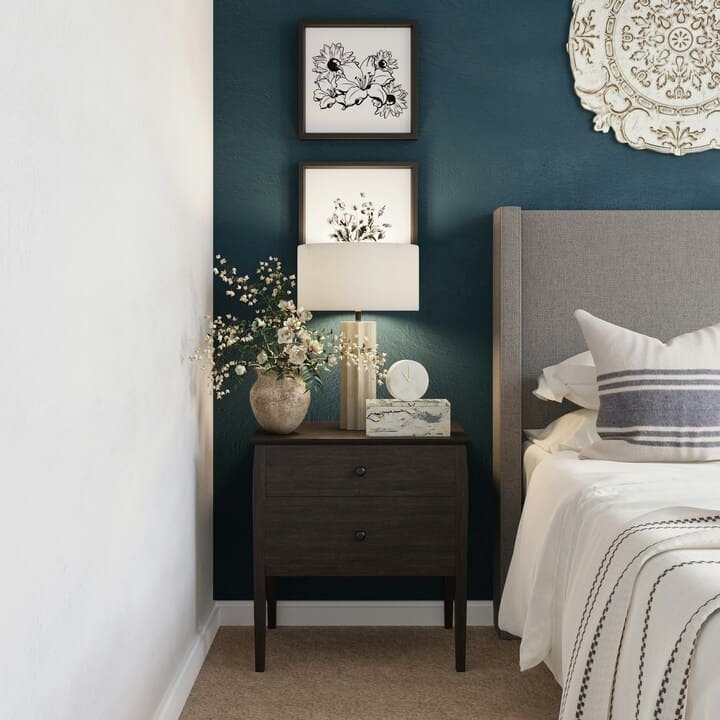 Peinture mur tête de lit bleu foncé – Chambre parentale à Nantes Tête de lit mise en valeur par un mur bleu profond et décoration florale