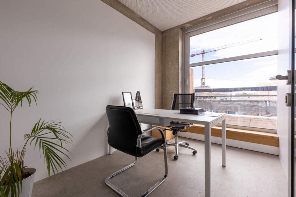 Peinture de bureaux d'entreprise à Nantes : Minimalisme et fonctionnalité Bureau d'entreprise épuré à Nantes, peinture neutre et minimaliste par GLR Peinture