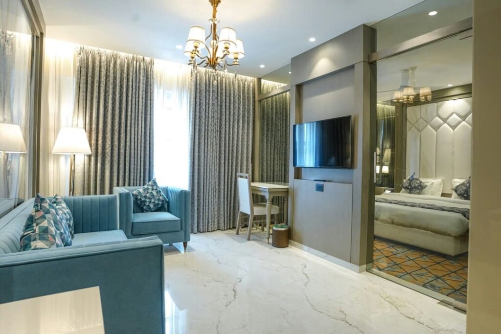 Peinture de chambre d'hôtel à Nantes : Confort et élégance pour vos clients Chambre d'hôtel de luxe à Nantes, rénovation peinture par GLR Peinture