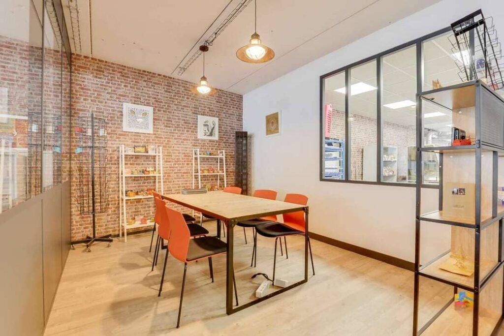 Peinture Salle de réunion professionnelle à Nantes : Première impression réussie Salle de réunion d'entreprise à Nantes, peinture moderne et brique, par GLR Peinture